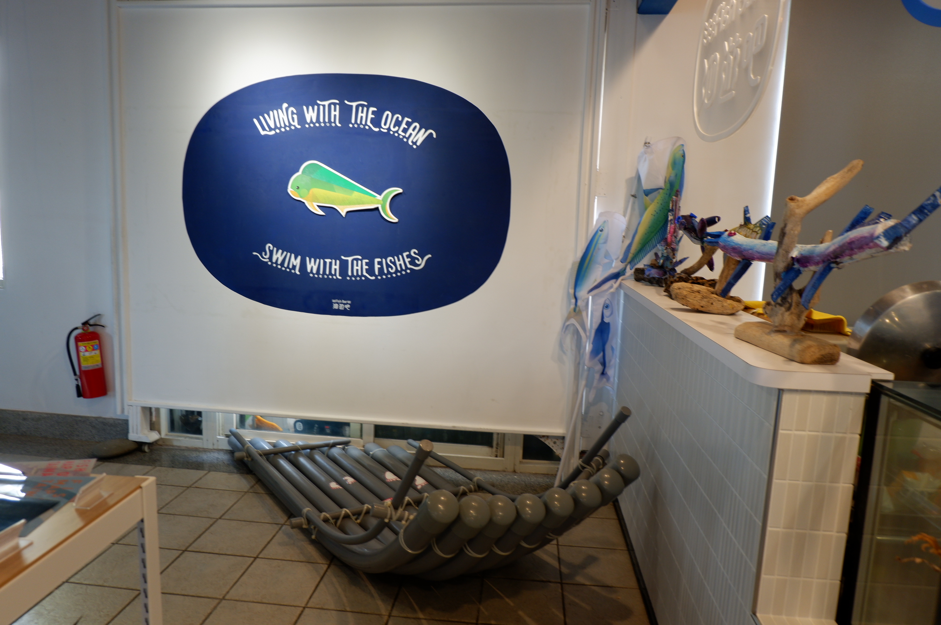 洄遊吧食魚體驗館入口裝設當季魚種圖像.jpg